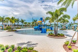 基西米Imagine You and Your Family Renting this 5 Star Villa on Solara Resort, Orlando Villas 2618的度假村的水上公园,带滑梯