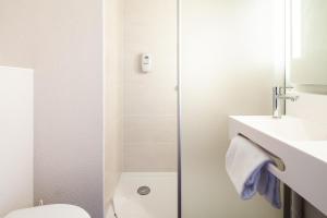 莫城B&B HOTEL Meaux的带淋浴、卫生间和盥洗盆的浴室