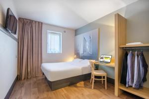 莫城B&B HOTEL Meaux的酒店客房配有一张床和一张带电脑的书桌