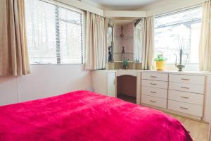 哈日科维OW Mikomania的卧室配有红色毯子,位于床上