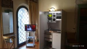 宛图里那Casa del Sole的厨房设有电视,位于窗户旁的立面