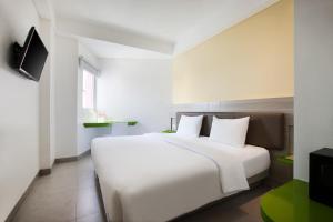 亚玛里斯曼伽比萨酒店客房内的一张或多张床位