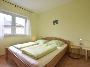 齐罗Quaint Apartment in Zierow near Sea的一间卧室配有一张木床和窗户