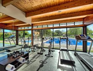 维拉摩拉Dom Pedro Vilamoura的一个带几台跑步机和游泳池的健身房