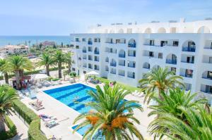 珀彻斯Algarve Beaches Apartment by Portugal Collection的享有酒店空中景色,设有游泳池和棕榈树