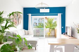 珀彻斯Algarve Beaches Apartment by Portugal Collection的客厅配有白色沙发和蓝色的墙壁