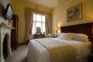 大莫尔文康特福德酒店的一间卧室设有一张大床和一个窗户。