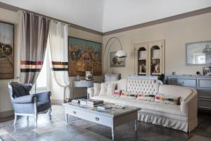 莫迪卡Jasmine Modica Luxury House的客厅配有沙发和桌子