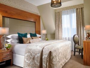 科克卡里加林科特酒店及休闲中心的卧室设有一张白色大床和一扇窗户。