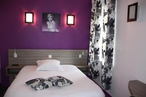 Apremont阿戈讷奥贝吉酒店的紫色墙壁间的一张床位