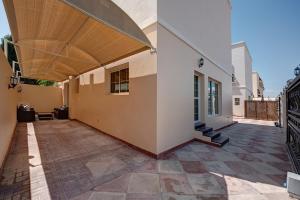 迪拜J5 Four Bedroom Villa Holiday home in Mirdif的一个带木制遮阳篷的室内庭院