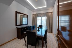 迪拜J5 Four Bedroom Villa Holiday home in Mirdif的一间带桌椅和镜子的用餐室
