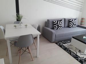 普埃尔托德尔松Apartamento Baroña的客厅配有沙发和桌子