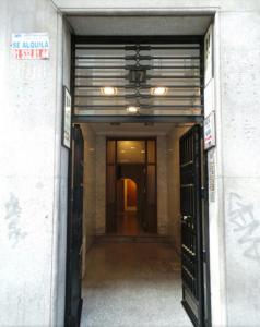 马德里Hostal Gaudí的大楼入口,设有开放式门