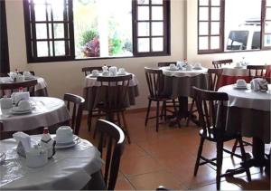 Pousada da Figueira餐厅或其他用餐的地方