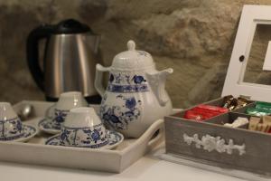 CamugnanoB&B Antico Mulino的茶具,茶壶和茶杯放在桌子上