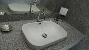 利勒鲁斯Résidence Saint Michel的浴室设有白色水槽和镜子