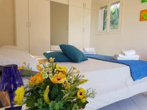马西亚娜马里纳Villino I Sugheri的一间卧室,床上放着鲜花