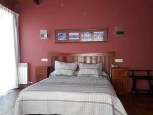 阿维拉穆拉亚斯酒店的一间卧室配有一张红色墙壁的床