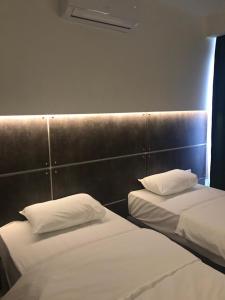 萨拉热窝格兰德酒店的客房内的两张床和白色枕头