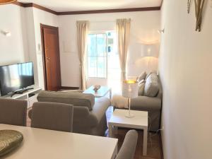 贝纳吉Seaview Benagil Villa 15的客厅配有两张沙发和一台电视