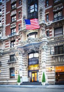 纽约The Hotel at Fifth Avenue的大楼前的美国国旗