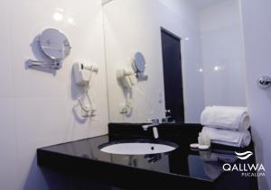 普卡尔帕Qallwa Pucallpa的一间带水槽和镜子的浴室