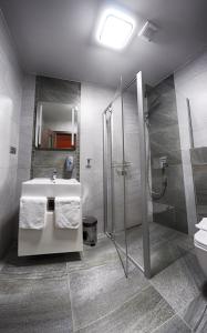 Lednické RovneKMK Penzión的带淋浴、盥洗盆和卫生间的浴室