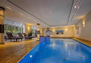 坎彭鸿恩霍尔特酒店的一座带大房间的房子里的游泳池