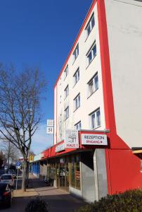 伊德施泰因Hotel Sonne - Haus 1的城市街道上的一座红白色建筑