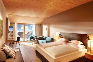 梅劳Hotel die Wälderin-Wellness, Sport & Natur的一间带大床的卧室和一间客厅