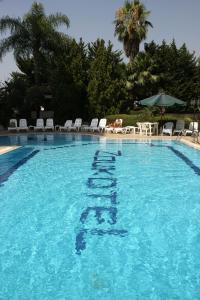 朱尼耶佐克特尔酒店的水中的人反射的游泳池