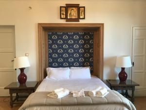 圣洛伦索-德埃斯科里亚尔豪斯彼得瑞亚圣克鲁兹旅馆的一间卧室配有带毛巾的床