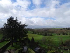 Alban热烈欢迎酒店的绿地,绿树成荫,天空阴云