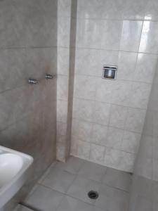 墨西哥城Hotel Recreo的带淋浴、卫生间和盥洗盆的浴室
