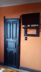 墨西哥城Hotel Recreo的墙上有电视的门