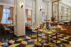 布拉格布拉格维塔纳酒店的酒店大堂提供自助餐,餐桌上供应自助餐
