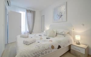 塞尼Apartments Luka - Villa Sunce的白色卧室配有带2个枕头的床