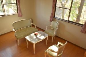 妙高Myoko - Hotel / Vacation STAY 24127的客厅配有两把椅子和一张桌子