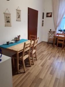 琴斯托霍瓦Stacja Centrum的一间带木桌和椅子的用餐室