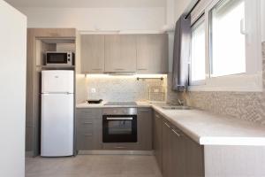 卡拉马塔D. Apartments的厨房配有白色冰箱和水槽