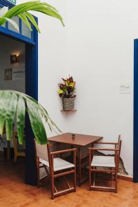 厄尔梅达诺爱思瓦娜旅舍的墙上挂着盆栽的桌椅