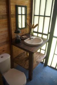 努基Safio. Una casa en el paraiso.的一间带水槽、镜子和卫生间的浴室