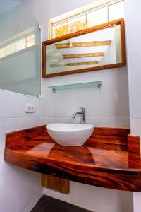 维加伊托Casa Killa Vichayito的浴室配有带水槽的木制台面