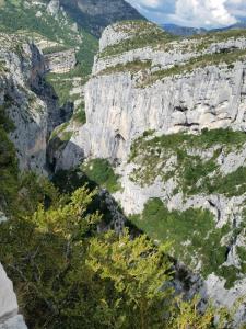 BaudinardBastide Saint Jean Baptiste的树木繁茂的岩石山空中景色