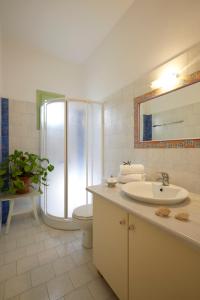 莫诺利索斯Flower and Crafts - The Eco Nature House的白色的浴室设有水槽和卫生间。