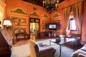 哈兰迪雅·德·拉·维尔德拉贝拉酒店的客厅配有沙发和桌子