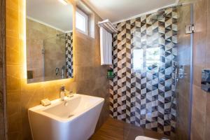 帕诺尔莫斯雷斯蒙城堡公寓的一间带水槽和淋浴的浴室