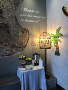 普埃布拉Hotel Frida的一张桌子,上面有白色的桌布和鸟笼