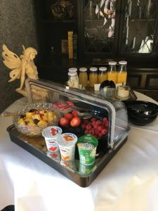 康塞特Bonners Lodge的桌上的水果和饮料托盘